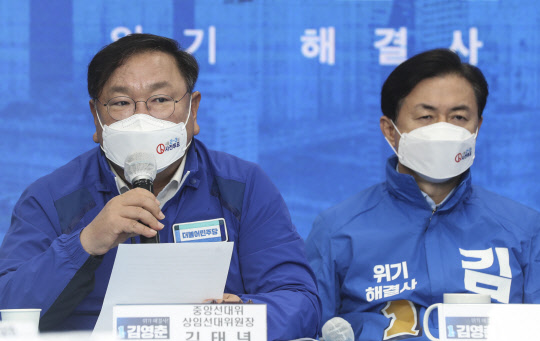 더불어민주당 당대표 직무대행인 김태년 원내대표가 26일 부산진구 김영춘 부산시장 후보 사무실에서 열린 민주당 중앙선대위 부산 현장회의에서 발언하고 있다. <연합뉴스>